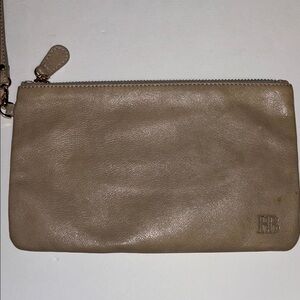 H BUTLER BRAND TAN LEATHER WRISTLET
GREAT FOR EVERYDAY USE GOES WITH EVERYTHING